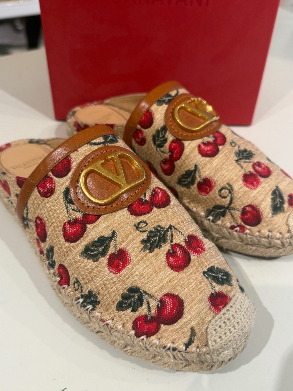 NEW Valentino Garavani Vlogo Signature Mule with Cherryfic Motif Size 39